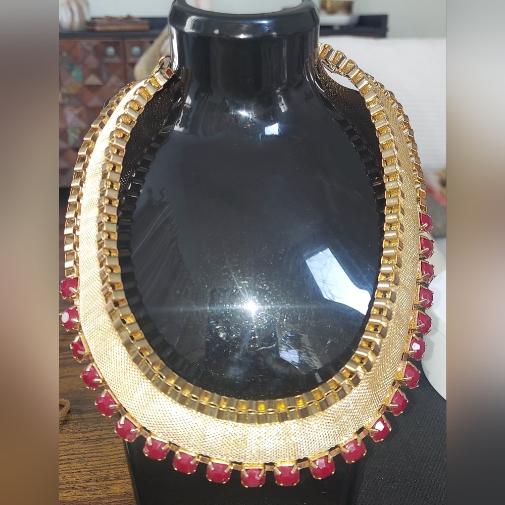 VINTAGE Elegant Gold and Red Statement Necklace